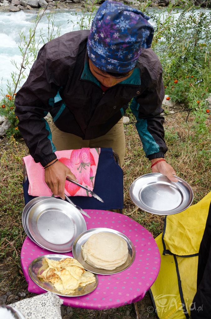 Dzień 3: Śniadanie: omlet i kukurydziany lub jęczmienny placek - i tak już do będzie codziennie, do końca trekkingu